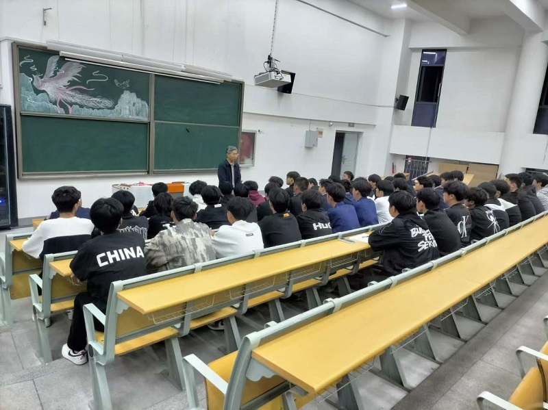 10.17彭给新进学生会成员开会1.jpg