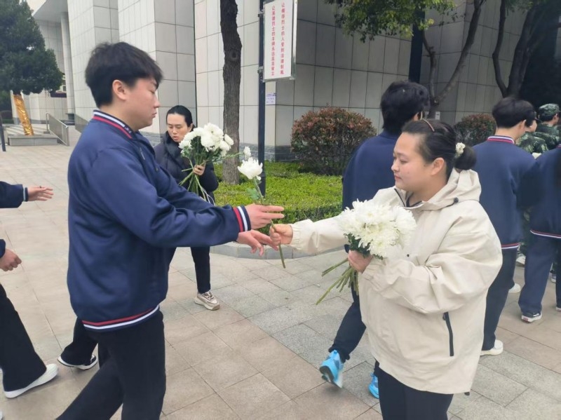 3月24日和团委一起去烈士陵园3.jpg 3月24日和团委一起去烈士陵园3.jpg