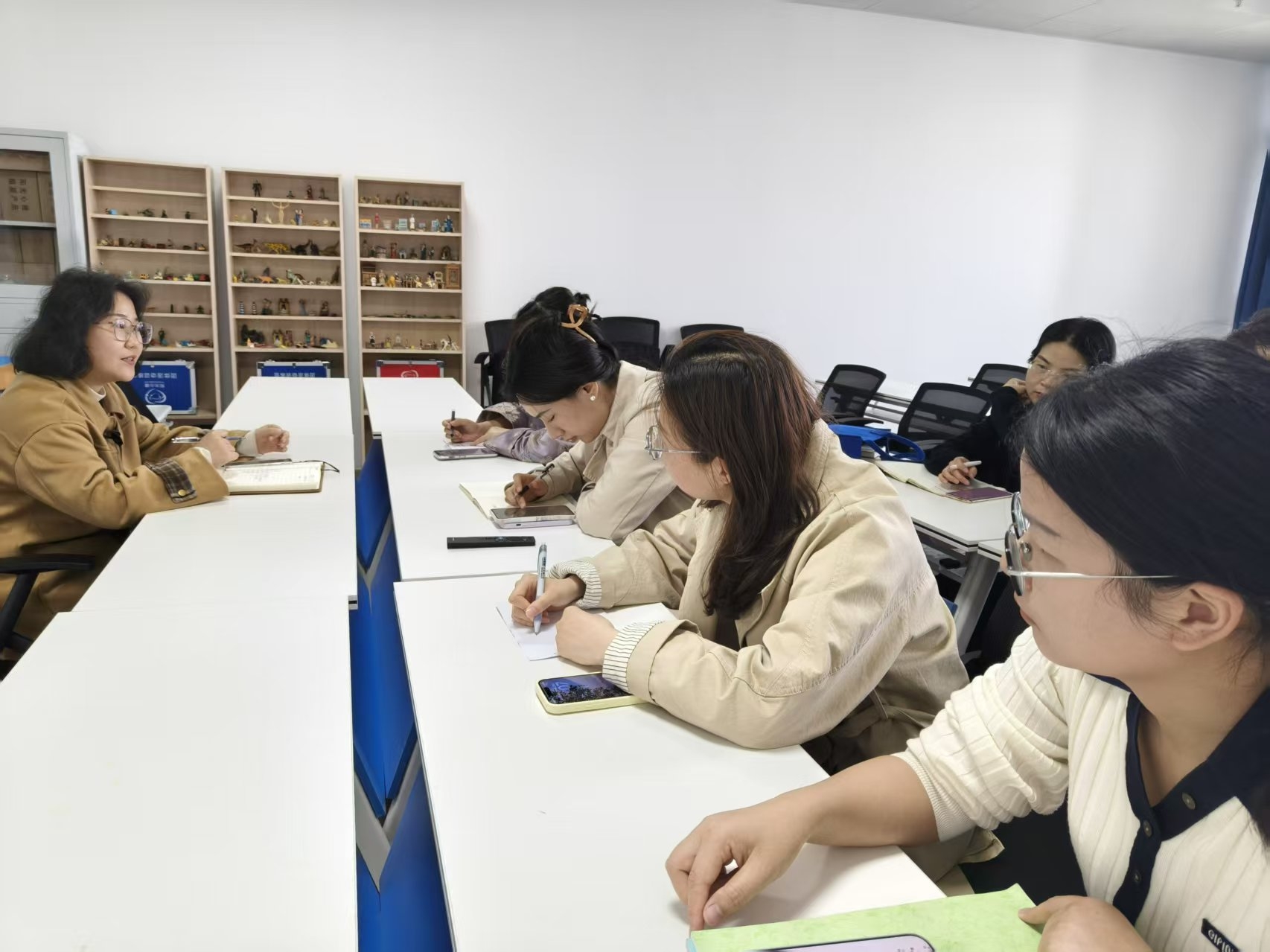 4月语文历史教研组教研会3.jpg 4月语文历史教研组教研会3.jpg