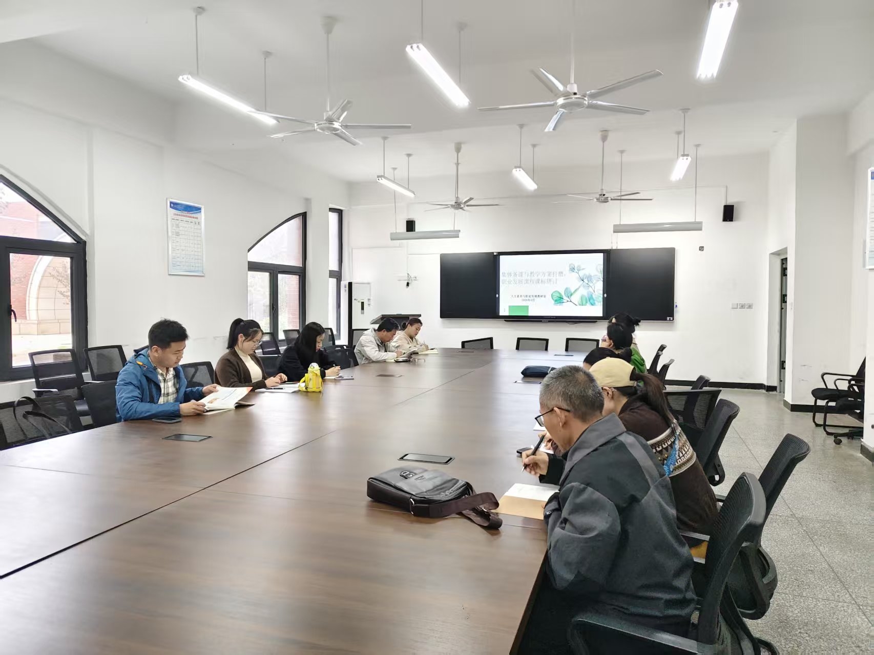 4月人文素养教研组教研会.jpg 4月人文素养教研组教研会.jpg