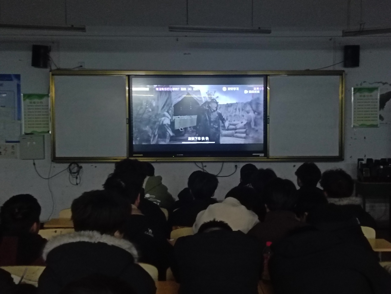 25秋新能源3班观雷锋.jpg